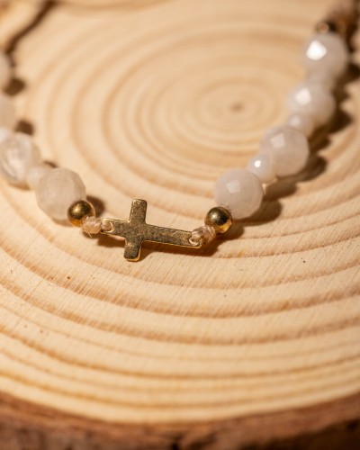 Bransoletka z naturalnym kamieniem księżycowym i krzyżykiem to wyjątkowa biżuteria handmade, która łączy subtelny blask minerałów z symboliką wiary, nadziei i wewnętrznej harmonii.