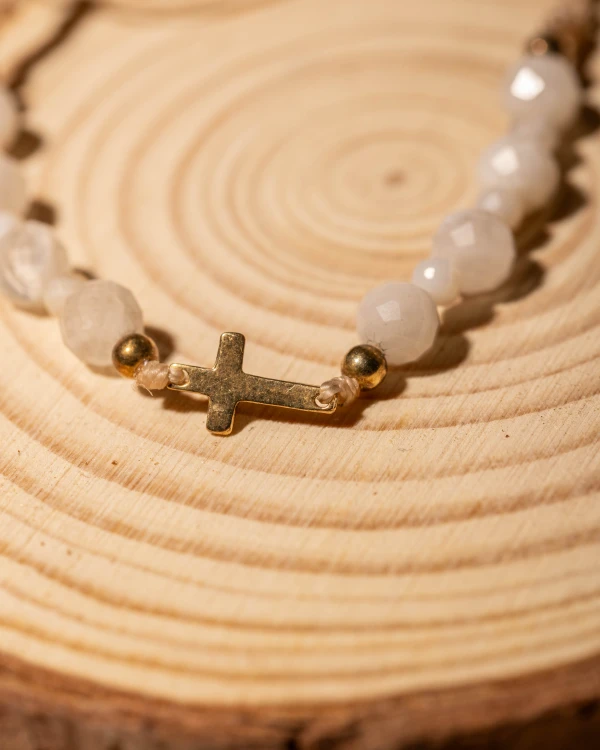 Bransoletka z naturalnym kamieniem księżycowym i krzyżykiem to wyjątkowa biżuteria handmade, która łączy subtelny blask minerałów z symboliką wiary, nadziei i wewnętrznej harmonii.