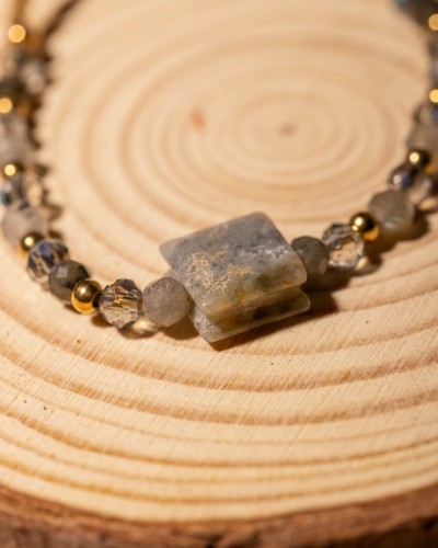 Bransoletka z naturalnego labradorytu na regulowanym sznurku to wyjątkowa biżuteria handmade w stylu boho, która zachwyca magicznym blaskiem kamieni i ponadczasową elegancją.