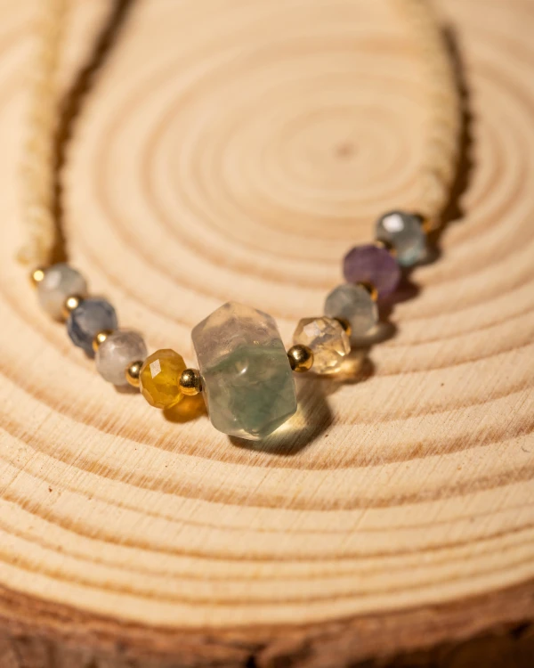 Bransoletka pleciona z naturalnym fluorytem to wyjątkowa biżuteria handmade w stylu boho, która zachwyca wielobarwnymi minerałami, subtelnym blaskiem i inspiracją naturą.