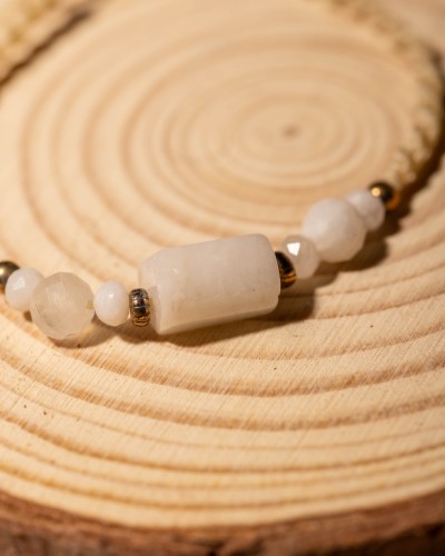 Bransoletka pleciona z naturalnymi kamieniami księżycowymi to wyjątkowa biżuteria handmade w stylu boho, która zachwyca subtelnym blaskiem, elegancją i ponadczasowym charakterem.