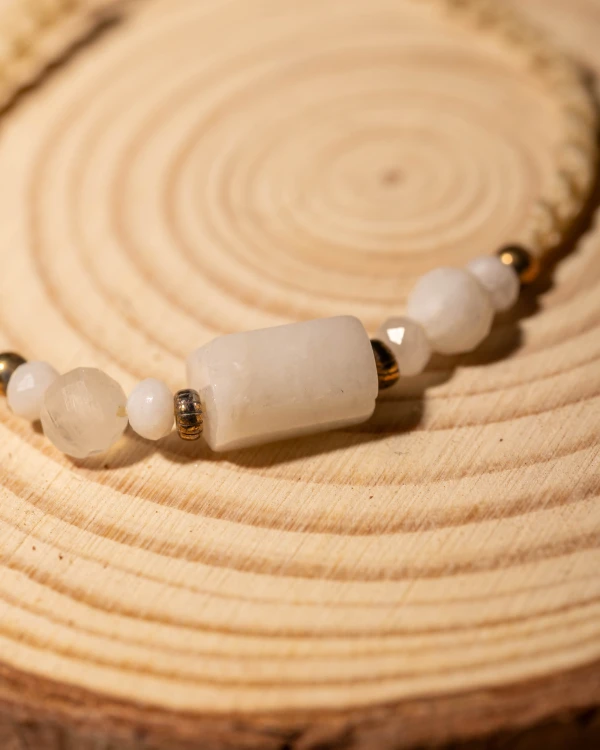 Bransoletka pleciona z naturalnymi kamieniami księżycowymi to wyjątkowa biżuteria handmade w stylu boho, która zachwyca subtelnym blaskiem, elegancją i ponadczasowym charakterem.