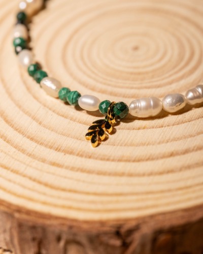 Bransoletka z naturalnego malachitu i pereł z zawieszką listka to elegancka biżuteria handmade w stylu boho, która zachwyca harmonijnym połączeniem kamieni naturalnych, subtelnym blaskiem i inspiracją naturą.