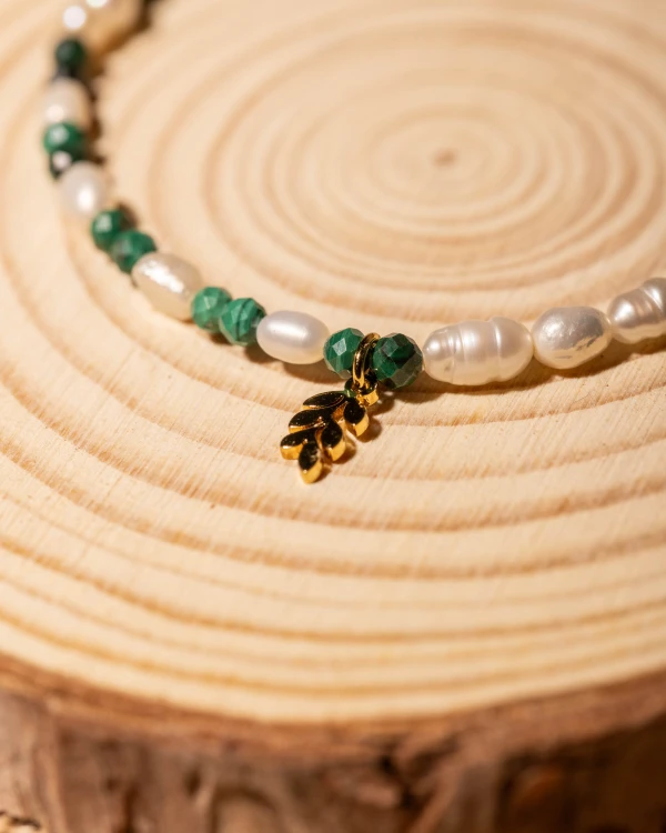 Bransoletka z naturalnego malachitu i pereł z zawieszką listka to elegancka biżuteria handmade w stylu boho, która zachwyca harmonijnym połączeniem kamieni naturalnych, subtelnym blaskiem i inspiracją naturą.