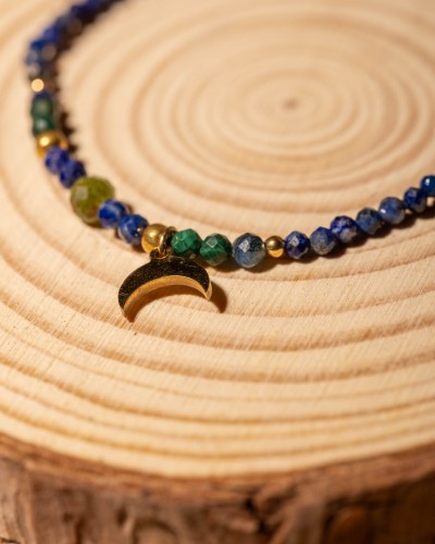 Bransoletka z lapisu lazuli, zielonego turmalinu i malachitu z zawieszką księżyca to wyjątkowa biżuteria handmade w stylu boho, która zachwyca naturalnymi kamieniami, głębią kolorów i eleganckim blaskiem.