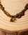 Bransoletka z naturalnego tygrysiego oka z zawieszką jaskółki to wyjątkowa biżuteria handmade w stylu boho, która zachwyca ciepłymi refleksami kamienia i symboliką wolności.
