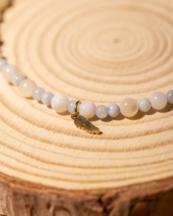 Bransoletka z białej i błękitnej masy perłowej ze skrzydełkiem to delikatna biżuteria handmade, która zachwyca subtelnym blaskiem, elegancją i ponadczasowym stylem boho.
