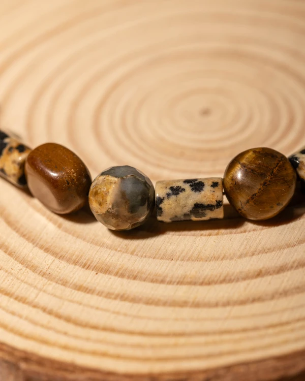 Naszyjnik z jaspisu dalmatyńskiego, tygrysiego oka i turkusu afrykańskiego to wyjątkowa biżuteria handmade w stylu boho, która zachwyca naturalnymi kamieniami, harmonią kolorów i eleganckim, inspirowanym naturą designem.