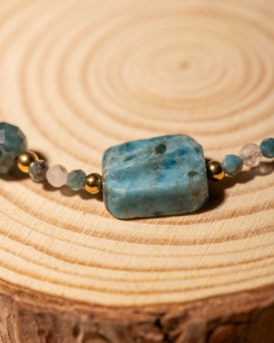 Naszyjnik z naturalnego apatytu i kamienia księżycowego to elegancka biżuteria handmade w stylu boho, która zachwyca subtelnym blaskiem, błękitnymi odcieniami i ponadczasowym pięknem naturalnych kamieni.