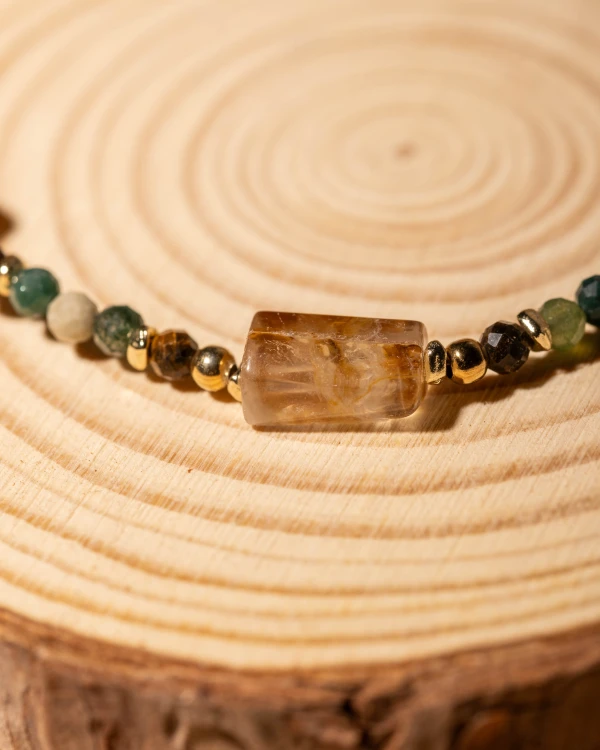 Naszyjnik z naturalnych kamieni – cytrynu, zielonego turmalinu, tygrysiego oka i kianitu – to wyjątkowa biżuteria handmade w stylu boho, która zachwyca naturalnym blaskiem, elegancją i harmonijnym połączeniem minerałów.
