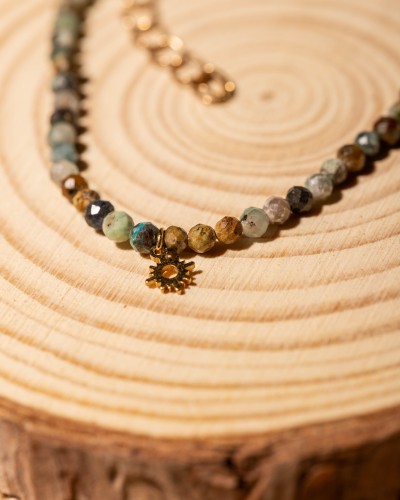 Bransoletka boho z naturalnego turkusu afrykańskiego i zawieszką słońce to wyjątkowa biżuteria handmade inspirowana naturą, która łączy subtelne piękno kamieni naturalnych z symboliką radości, światła i pozytywnej energii.