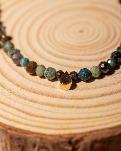 Naszyjnik boho z naturalnego turkusu afrykańskiego to wyjątkowa biżuteria handmade w odcieniach zieleni i błękitu, która podkreśla bliskość natury, harmonię i indywidualny styl.