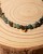 Naszyjnik boho z naturalnego turkusu afrykańskiego to wyjątkowa biżuteria handmade w odcieniach zieleni i błękitu, która podkreśla bliskość natury, harmonię i indywidualny styl.