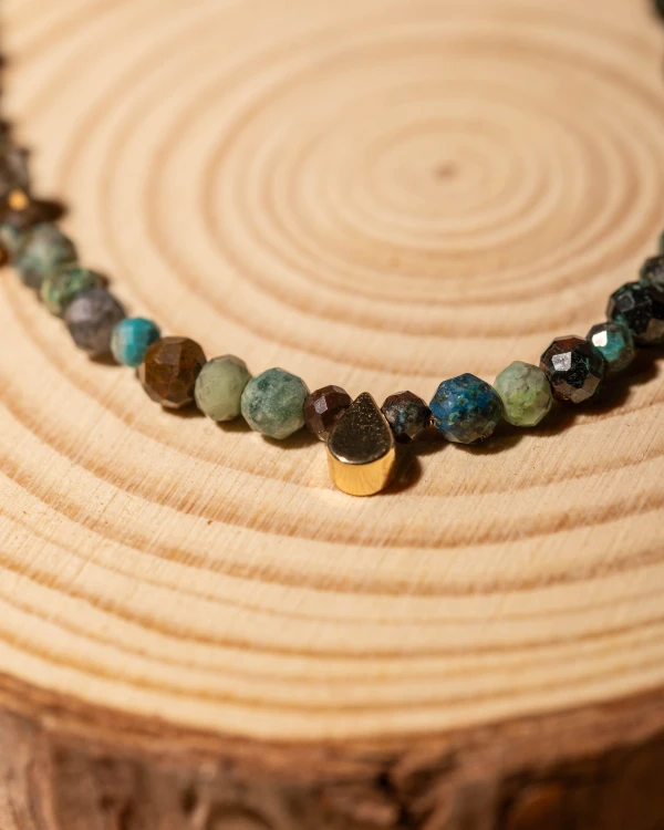 Naszyjnik boho z naturalnego turkusu afrykańskiego to wyjątkowa biżuteria handmade w odcieniach zieleni i błękitu, która podkreśla bliskość natury, harmonię i indywidualny styl.