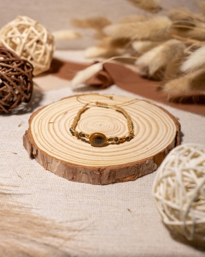 Bransoletka z naturalnego tygrysiego oka na regulowanym sznurku to wyjątkowa biżuteria handmade w stylu boho, która zachwyca naturalnym blaskiem kamieni i ponadczasowym charakterem.