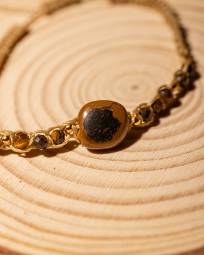 Bransoletka z naturalnego tygrysiego oka na regulowanym sznurku to wyjątkowa biżuteria handmade w stylu boho, która zachwyca naturalnym blaskiem kamieni i ponadczasowym charakterem.