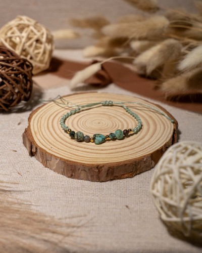 Bransoletka z naturalnego turkusu afrykańskiego z kamieniem w kształcie serca to wyjątkowa biżuteria handmade w stylu boho, która zachwyca naturalnymi barwami, harmonią i inspiracją naturą.