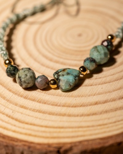 Bransoletka z naturalnego turkusu afrykańskiego z kamieniem w kształcie serca to wyjątkowa biżuteria handmade w stylu boho, która zachwyca naturalnymi barwami, harmonią i inspiracją naturą.