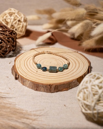 Bransoletka z naturalnego apatytu na regulowanym sznurku to wyjątkowa biżuteria handmade w stylu boho, która zachwyca błękitnymi odcieniami kamieni i inspiracją morską naturą.