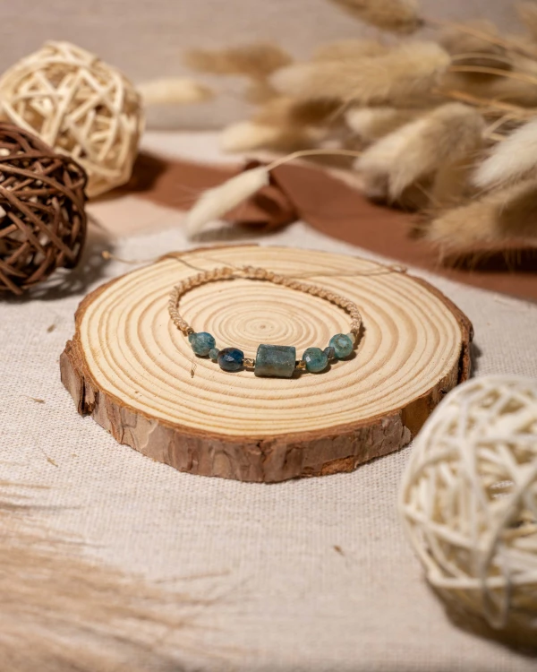Bransoletka z naturalnego apatytu na regulowanym sznurku to wyjątkowa biżuteria handmade w stylu boho, która zachwyca błękitnymi odcieniami kamieni i inspiracją morską naturą.