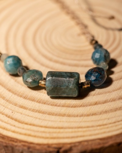 Bransoletka z naturalnego apatytu na regulowanym sznurku to wyjątkowa biżuteria handmade w stylu boho, która zachwyca błękitnymi odcieniami kamieni i inspiracją morską naturą.