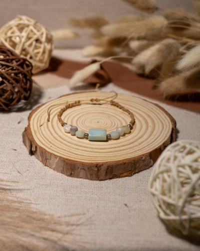 Bransoletka z naturalnego amazonitu na regulowanym sznurku to wyjątkowa biżuteria handmade w stylu boho, która zachwyca subtelnymi odcieniami kamieni i harmonią inspirowaną naturą.