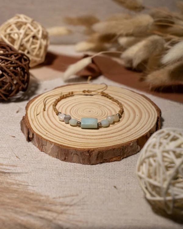Bransoletka z naturalnego amazonitu na regulowanym sznurku to wyjątkowa biżuteria handmade w stylu boho, która zachwyca subtelnymi odcieniami kamieni i harmonią inspirowaną naturą.