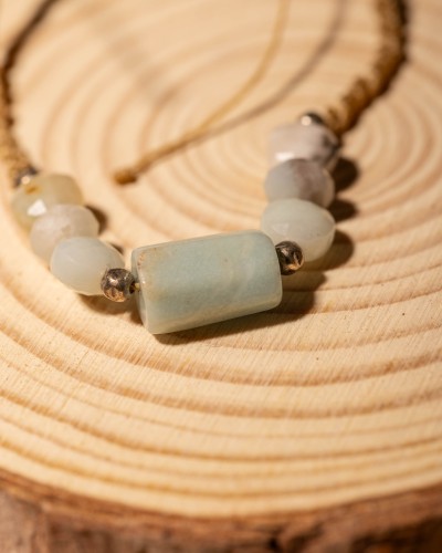 Bransoletka z naturalnego amazonitu na regulowanym sznurku to wyjątkowa biżuteria handmade w stylu boho, która zachwyca subtelnymi odcieniami kamieni i harmonią inspirowaną naturą.