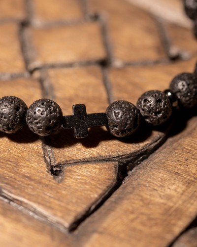 Bransoletka męska z lawy wulkanicznej, hematytu i krzyża to wyjątkowa biżuteria handmade z naturalnych kamieni, która łączy surowy styl, symbolikę i ponadczasowy charakter.
