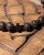 Bransoletka męska z lawy wulkanicznej, hematytu i krzyża to wyjątkowa biżuteria handmade z naturalnych kamieni, która łączy surowy styl, symbolikę i ponadczasowy charakter.