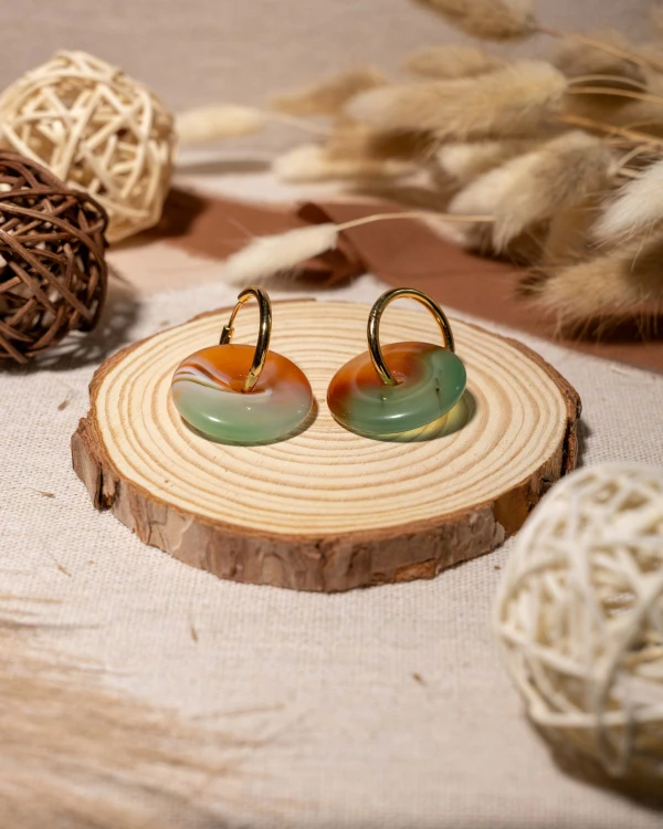 Kolczyki z naturalnego agatu na stalowych kółeczkach to wyjątkowa biżuteria handmade w stylu boho, która zachwyca leśnymi barwami i naturalnym pięknem kamieni.