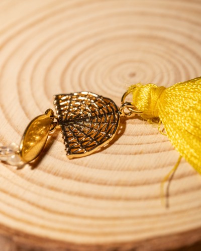Kolczyki boho z żółtym chwostem i złotym wachlarzem to lekka biżuteria handmade, która zachwyca słoneczną kolorystyką, kobiecą elegancją i letnim stylem.