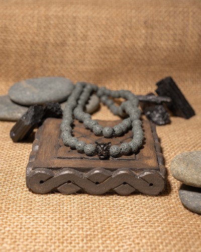 Naszyjnik męski z lawy wulkanicznej i symbolem pantery to wyjątkowa biżuteria handmade z naturalnych kamieni, która podkreśla siłę charakteru, niezależność i nowoczesny styl.