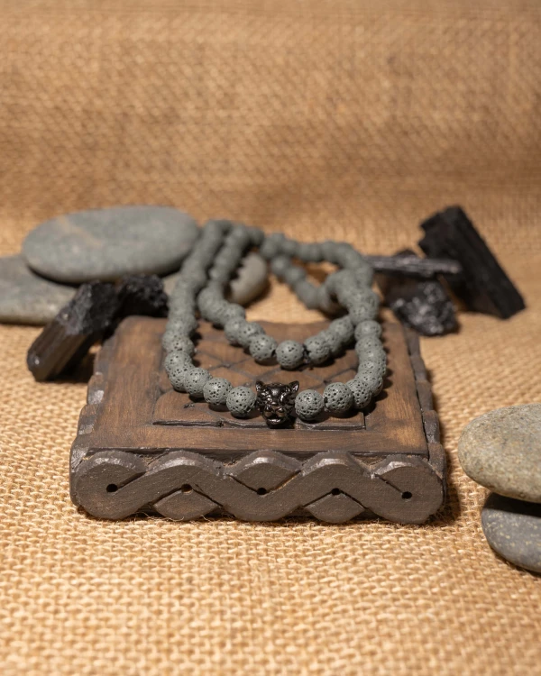 Naszyjnik męski z lawy wulkanicznej i symbolem pantery to wyjątkowa biżuteria handmade z naturalnych kamieni, która podkreśla siłę charakteru, niezależność i nowoczesny styl.