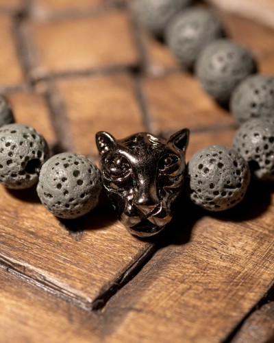 Naszyjnik męski z lawy wulkanicznej i symbolem pantery to wyjątkowa biżuteria handmade z naturalnych kamieni, która podkreśla siłę charakteru, niezależność i nowoczesny styl.