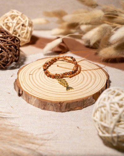 Naszyjnik z piasku pustyni i złotej rybki koi to wyjątkowa biżuteria handmade w stylu boho, która łączy naturalny blask kamieni, symbolikę i ponadczasową elegancję.