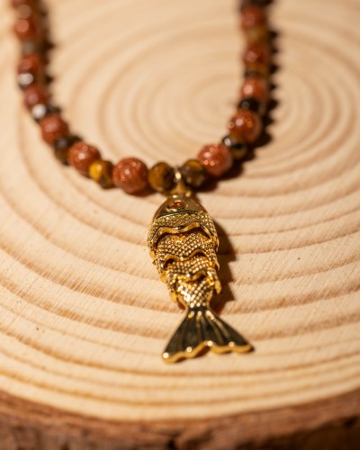 Naszyjnik z piasku pustyni i złotej rybki koi to wyjątkowa biżuteria handmade w stylu boho, która łączy naturalny blask kamieni, symbolikę i ponadczasową elegancję.