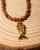 Naszyjnik z piasku pustyni i złotej rybki koi to wyjątkowa biżuteria handmade w stylu boho, która łączy naturalny blask kamieni, symbolikę i ponadczasową elegancję.