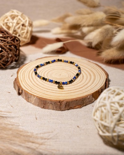 Bransoletka z sodalitu, onyksu oraz zawieszkami księżyca i gwiazdy to wyjątkowa biżuteria handmade z naturalnych kamieni, inspirowana magią nocnego nieba i stylem boho.