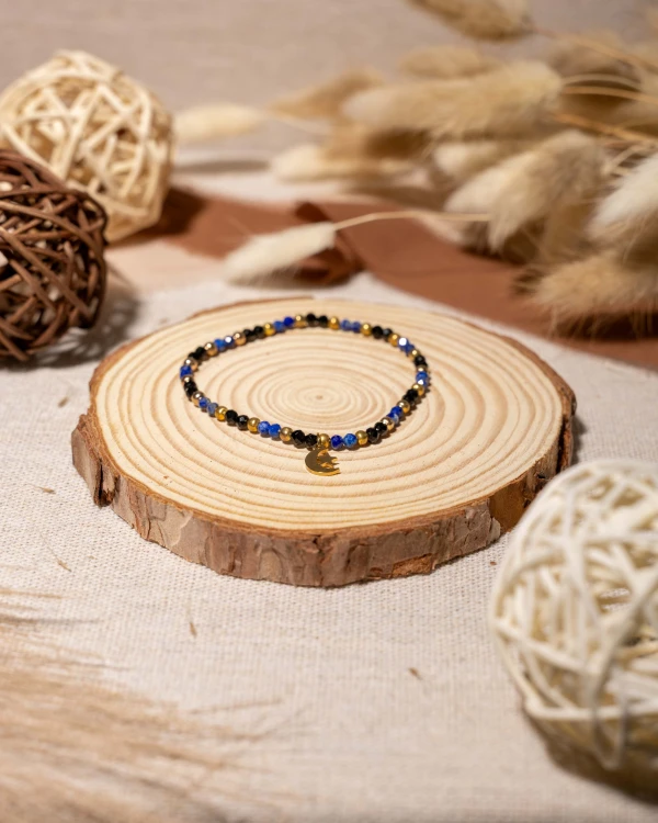 Bransoletka z sodalitu, onyksu oraz zawieszkami księżyca i gwiazdy to wyjątkowa biżuteria handmade z naturalnych kamieni, inspirowana magią nocnego nieba i stylem boho.