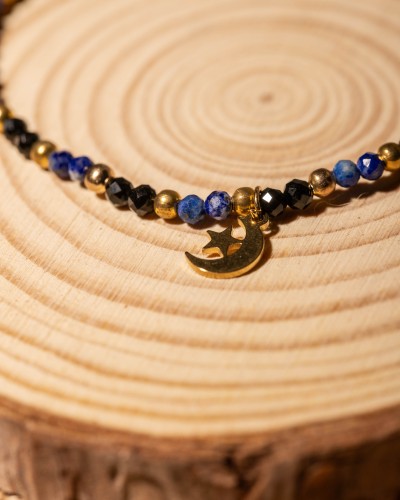 Bransoletka z sodalitu, onyksu oraz zawieszkami księżyca i gwiazdy to wyjątkowa biżuteria handmade z naturalnych kamieni, inspirowana magią nocnego nieba i stylem boho.