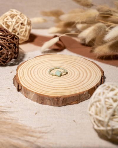 Pierścionek z naturalnego amazonitu i koniczyną to wyjątkowa biżuteria handmade w stylu boho, która łączy delikatne barwy kamieni, symbol szczęścia i naturalną elegancję.