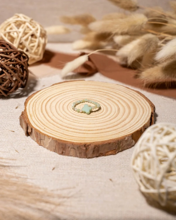 Pierścionek z naturalnego amazonitu i koniczyną to wyjątkowa biżuteria handmade w stylu boho, która łączy delikatne barwy kamieni, symbol szczęścia i naturalną elegancję.