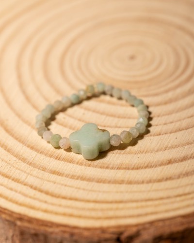 Pierścionek z naturalnego amazonitu i koniczyną to wyjątkowa biżuteria handmade w stylu boho, która łączy delikatne barwy kamieni, symbol szczęścia i naturalną elegancję.