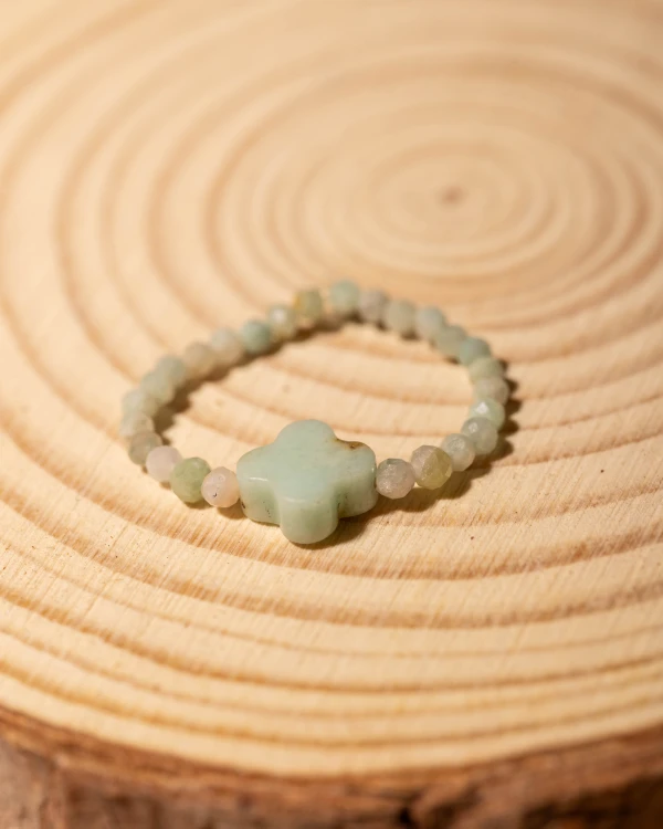 Pierścionek z naturalnego amazonitu i koniczyną to wyjątkowa biżuteria handmade w stylu boho, która łączy delikatne barwy kamieni, symbol szczęścia i naturalną elegancję.