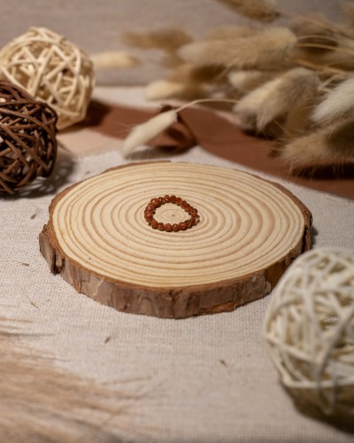 Pierścionek z naturalnego piasku pustyni to wyjątkowa biżuteria handmade w stylu boho, która zachwyca subtelnym blaskiem, elegancją i magicznymi refleksami kamieni.