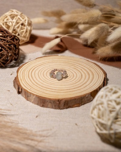 Pierścionek z naturalnego fluorytu z ozdobnym grotem to wyjątkowa biżuteria handmade w stylu boho, która zachwyca wielobarwnymi minerałami i niepowtarzalnym charakterem.