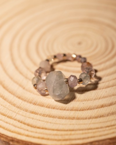 Pierścionek z naturalnego fluorytu z ozdobnym grotem to wyjątkowa biżuteria handmade w stylu boho, która zachwyca wielobarwnymi minerałami i niepowtarzalnym charakterem.