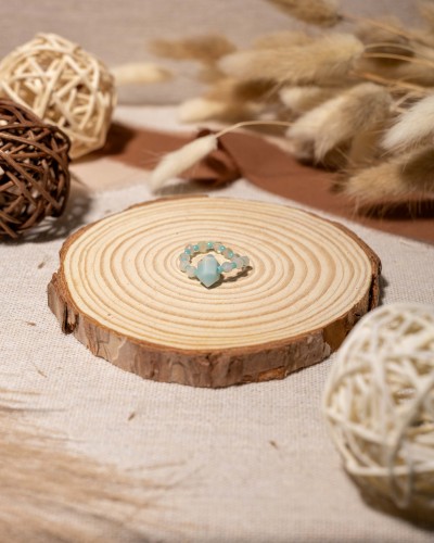 Pierścionek z naturalnego amazonitu z ozdobnym grotem to wyjątkowa biżuteria handmade w stylu boho, która zachwyca pastelowymi barwami minerałów i naturalną elegancją.