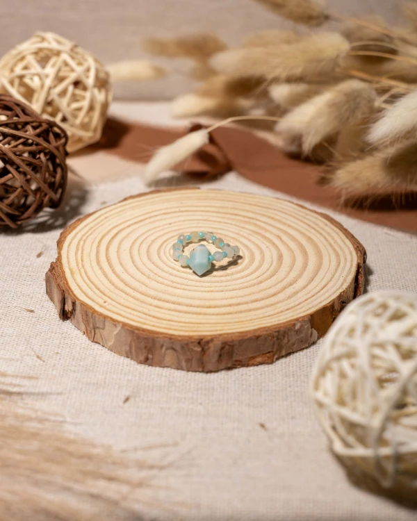 Pierścionek z naturalnego amazonitu z ozdobnym grotem to wyjątkowa biżuteria handmade w stylu boho, która zachwyca pastelowymi barwami minerałów i naturalną elegancją.